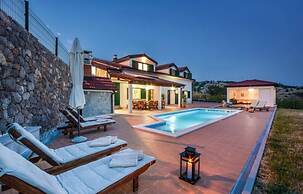 Luxury Mountain Villa W.heated Pool & Largegarden
