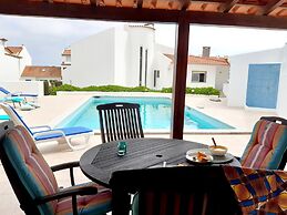Impecable 4-bed Villa in Praia da Areia Branca