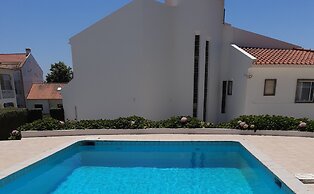 Impecable 4-bed Villa in Praia da Areia Branca