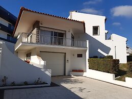 Impecable 4-bed Villa in Praia da Areia Branca