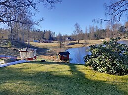 Charming 2-bed House at the Lake Close Gustavsfors