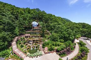 Holiday Inn Resort Mengding Mountain by IHG