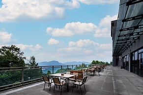 Holiday Inn Resort Mengding Mountain by IHG