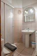 Flat in central location with pr parking