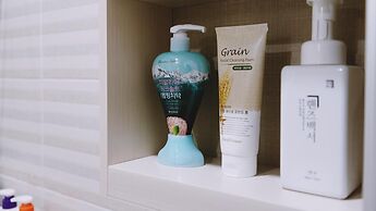 Jeju Hi Mom Kids Family Pension Black