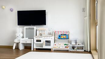 Jeju Hi Mom Kids Family Pension Black