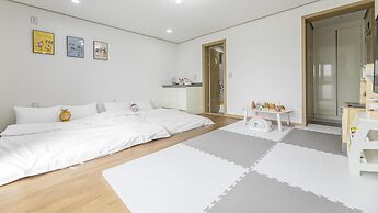 Jeju Hi Mom Kids Family Pension Black