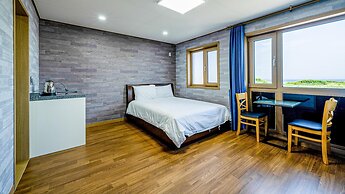 Jeju Hi Mom Kids Family Pension Black