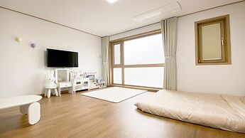 Jeju Hi Mom Kids Family Pension Black