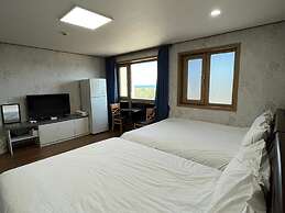 Jeju Hi Mom Kids Family Pension Black