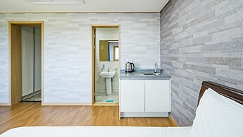 Jeju Hi Mom Kids Family Pension Black