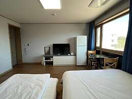 Jeju Hi Mom Kids Family Pension Black