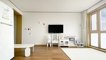 Jeju Hi Mom Kids Family Pension Black