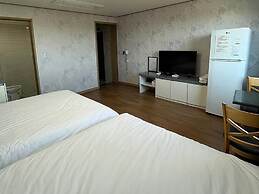 Jeju Hi Mom Kids Family Pension Black