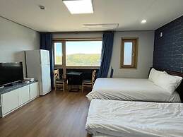 Jeju Hi Mom Kids Family Pension Black