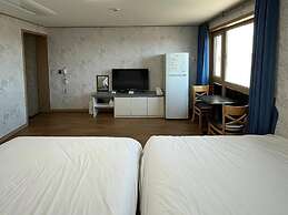 Jeju Hi Mom Kids Family Pension Black