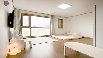 Jeju Hi Mom Kids Family Pension Black