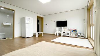 Jeju Hi Mom Kids Family Pension Black