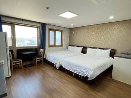 Jeju Hi Mom Kids Family Pension Black