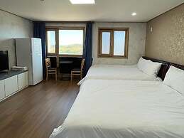 Jeju Hi Mom Kids Family Pension Black