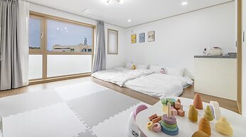 Jeju Hi Mom Kids Family Pension Black