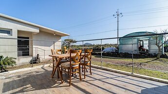 Jeju Byeoleuldameunbaramarae Pension