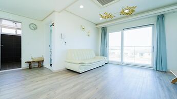 Jeju Byeoleuldameunbaramarae Pension