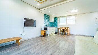 Jeju Byeoleuldameunbaramarae Pension