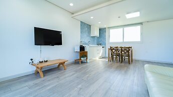 Jeju Byeoleuldameunbaramarae Pension