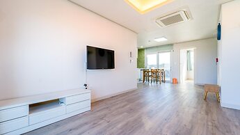 Jeju Byeoleuldameunbaramarae Pension