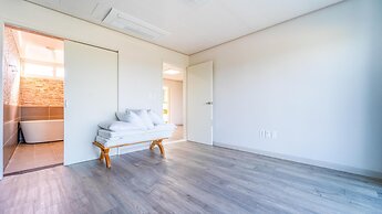 Jeju Byeoleuldameunbaramarae Pension