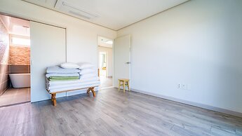 Jeju Byeoleuldameunbaramarae Pension