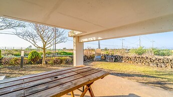 Jeju Byeoleuldameunbaramarae Pension