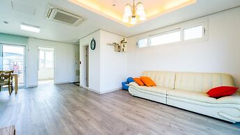 Jeju Byeoleuldameunbaramarae Pension