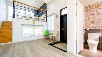 Jeju Byeoleuldameunbaramarae Pension