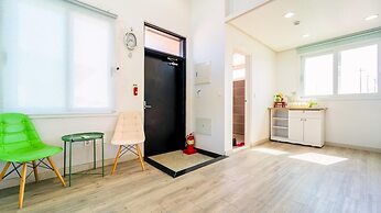 Jeju Byeoleuldameunbaramarae Pension