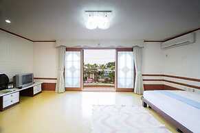 Seogwipo Jejuhae-anhyuyang Pension