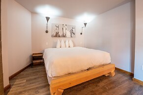 Studio Efficiency Unit With Balcony Over Mountaineer Square 1 Bedroom 