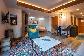 Studio Efficiency Unit With Balcony Over Mountaineer Square 1 Bedroom 