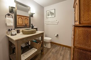 Studio Efficiency Unit With Balcony Over Mountaineer Square 1 Bedroom 