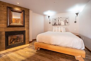 Studio Efficiency Unit With Balcony Over Mountaineer Square 1 Bedroom 