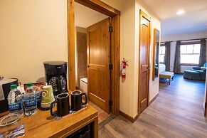 Two Bedroom Condo with a Balcony in Mountaineer Square 2 Condo - No Cl