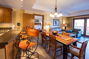 Two Bedroom Condo with a Balcony in Mountaineer Square 2 Condo - No Cl