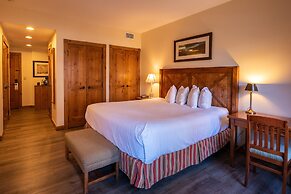 Two Bedroom Condo with a Balcony in Mountaineer Square 2 Condo - No Cl