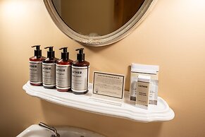 Two Bedroom Condo with a Balcony in Mountaineer Square 2 Condo - No Cl