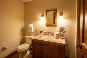 Two Bedroom Condo with a Balcony in Mountaineer Square 2 Condo - No Cl