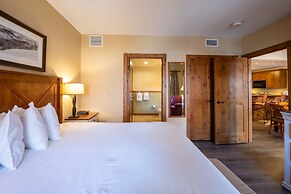 Two Bedroom Condo with a Balcony in Mountaineer Square 2 Condo - No Cl