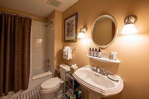 Two Bedroom Condo with a Balcony in Mountaineer Square 2 Condo - No Cl