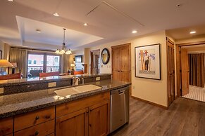 Two Bedroom Condo with a Balcony in Mountaineer Square 2 Condo - No Cl