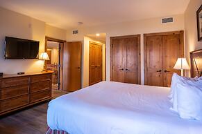 Two Bedroom Condo with a Balcony in Mountaineer Square 2 Condo - No Cl